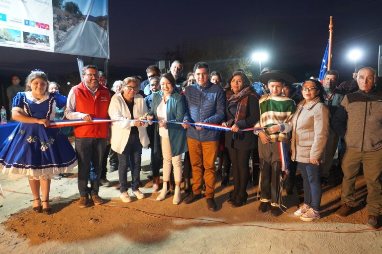 Comunidad de Tome Alto celebra inauguración de 20 nuevas luminarias fotovoltaicas en acceso principal