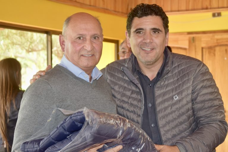 DEM Monte Patria entrega indumentarias a la Asociación Gremial de Asistentes de la Educación