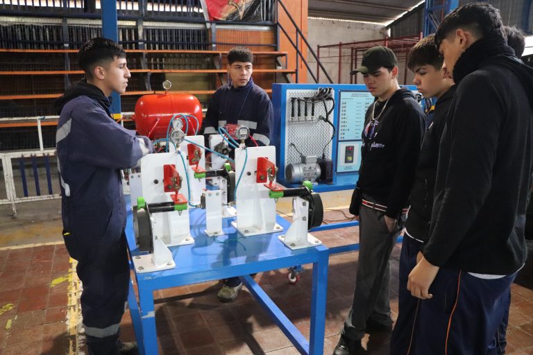 “Explora tu futuro”: Estudiantes dan a conocer en qué consisten sus especialidades técnico-profesionales