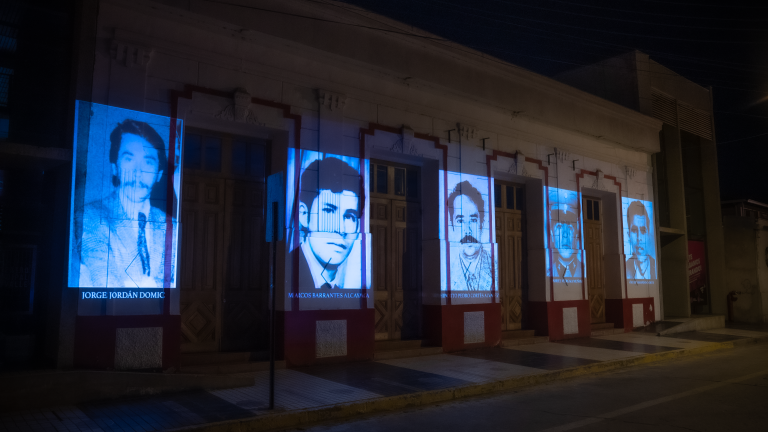 TMO se ilumina con los rostros de ovallinos asesinados por la Caravana de la Muerte