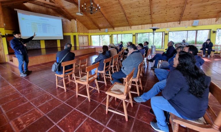 Actualizan conocimientos en replantación de vides y uso de portainjertos a socios y socias de Control Pisquero