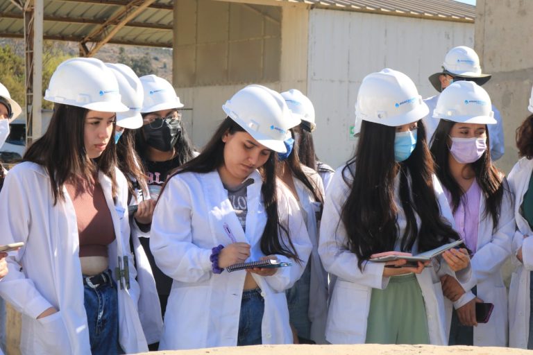 Estudiantes de Medicina recorren plantas de producción y tratamiento de Aguas del Valle