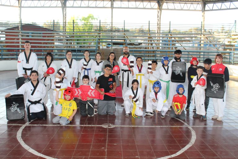 Integrantes de la Academia Municipal de Taekwondo recibieron nueva implementación