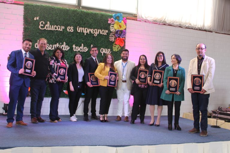 Con homenajes a profesores y asistentes conmemoran el Día de la Educación en Ovalle