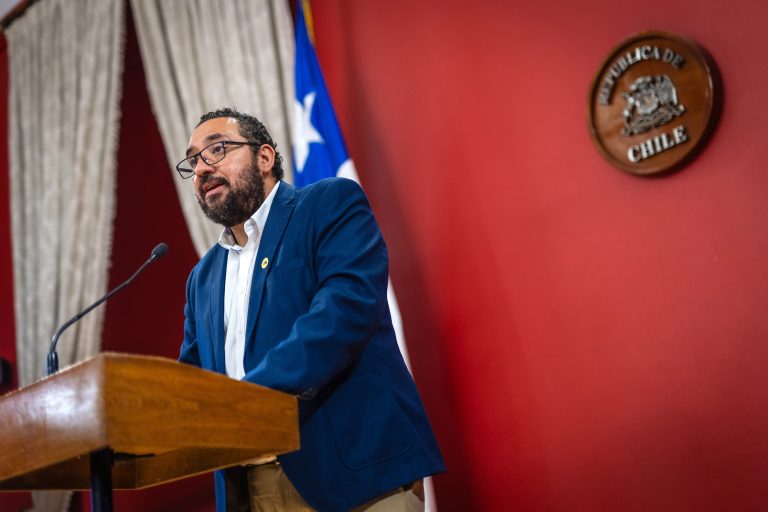 Gobierno promulga la ley que acaba con la doble Evaluación Docente y fortalece la labor pedagógica 