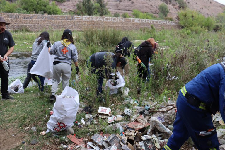 Más de 7 toneladas de basura y botellas de vidrio se retiraron de la ribera del río Limarí