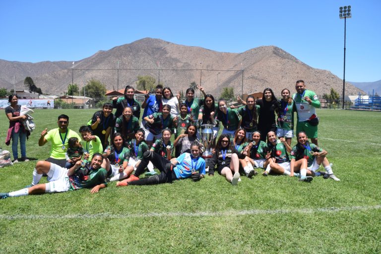 Club Social y Deportivo Ovalle celebra una nueva copa de su rama femenina