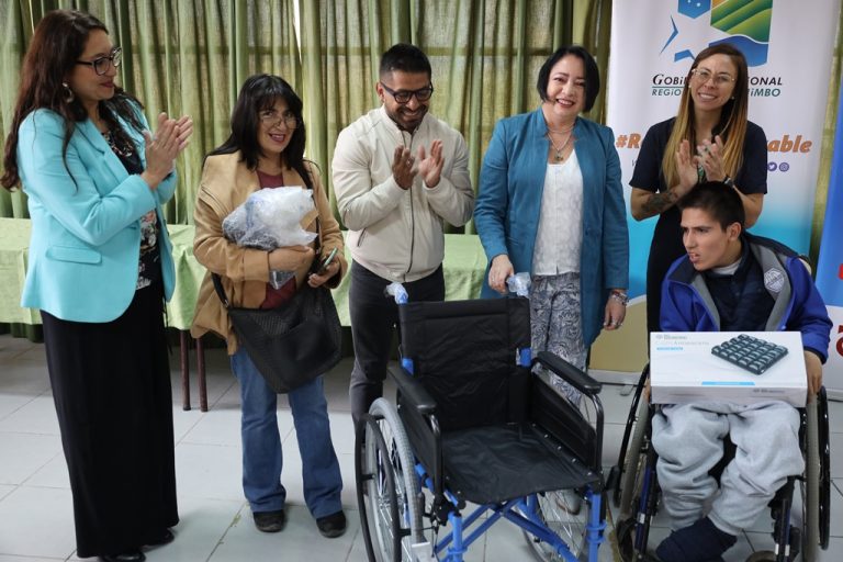 Estudiantes del Colegio Luis Braille de La Serena recibieron equipos digitales para su desarrollo autónomo