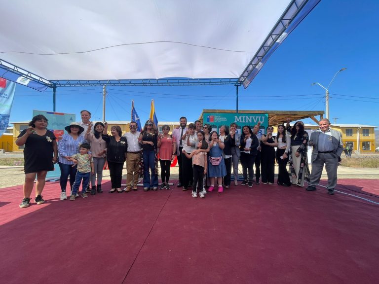 Subsecretaria de Vivienda entrega llaves de nuevos hogares a 158 familias de Ovalle