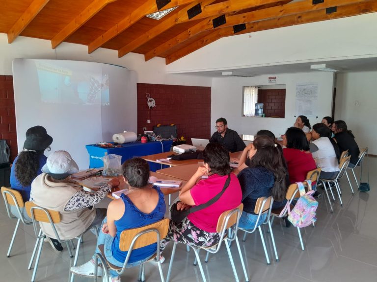 Vecinas de Tres Villas Punitaqui participan de Taller de Gasfitería de Aguas del Valle