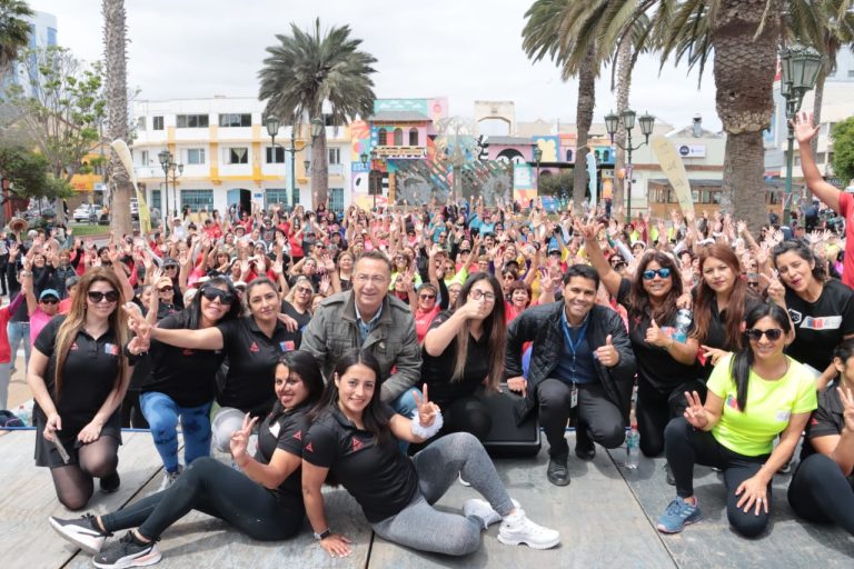 El Deporte llenó de energía la Plaza de Armas del puerto