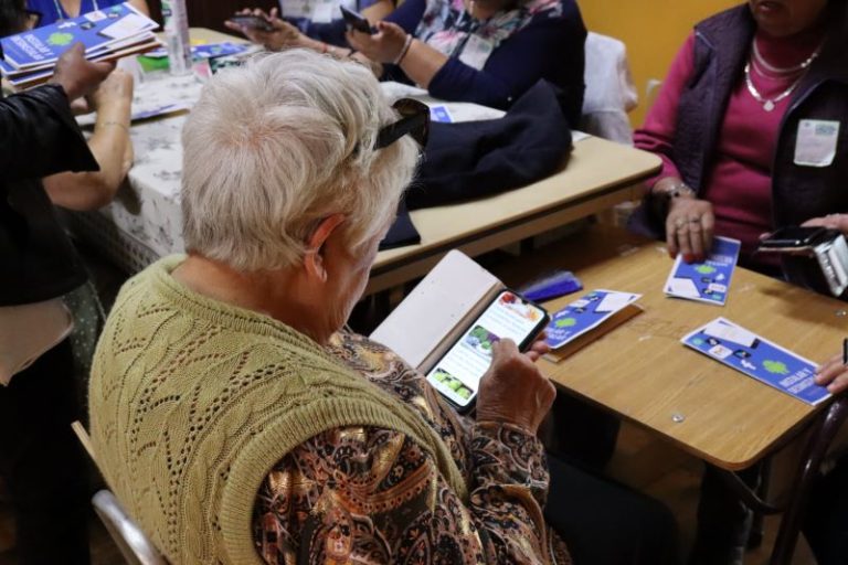 Personas mayores se acercan a la tecnología gracias a taller de estudiantes de informática