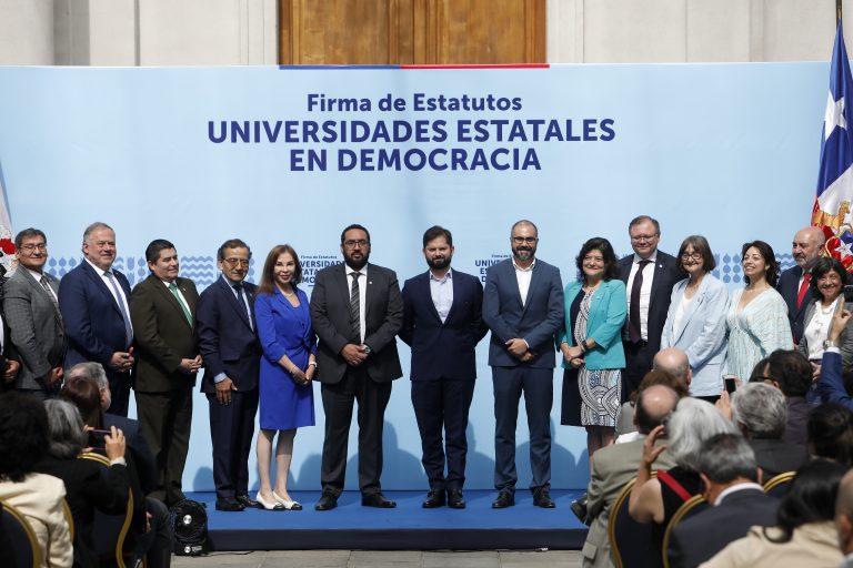 Presidente Gabriel Boric firma estatutos democráticos que potenciarán el rol público de las universidades estatales 