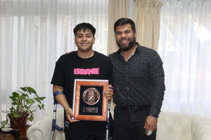 Reconocimiento a tenimesista Claudio Bahamondes
