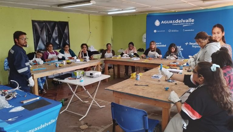 Vecinas de Coquimbo se suman a talleres de gasfitería de Aguas del Valle