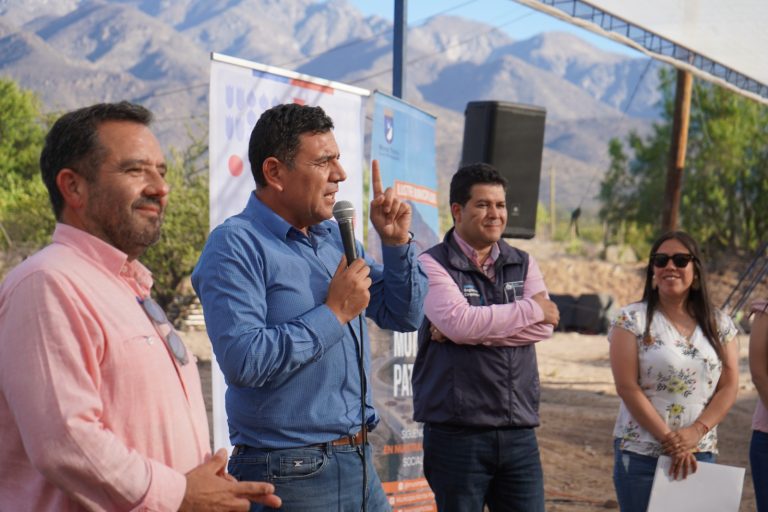 Comité Nuevo Amanecer recibe certificado de compra-venta de terreno para el “sueño de la casa propia”