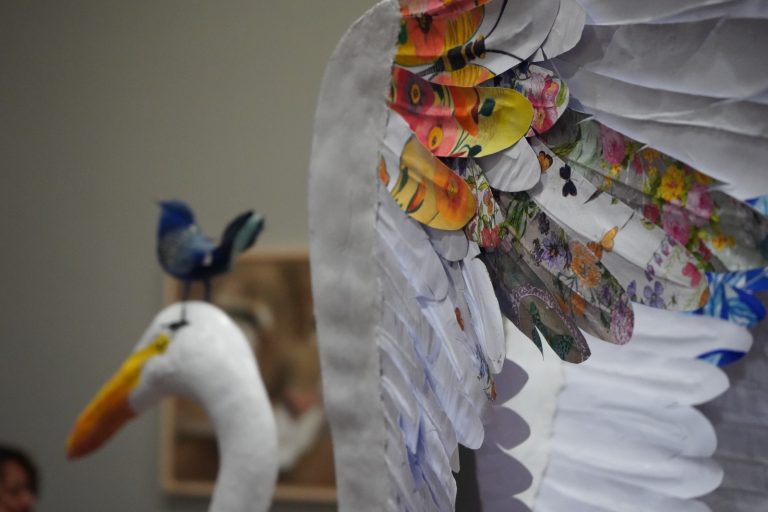 Entre Mundos: La artista plástica Marcela Castro presentó su obra en el Centro Cultural Huayquilonko