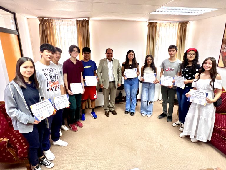 Estudiantes combarbalinos reciben reconocimiento por rendimiento destacado en la PAES