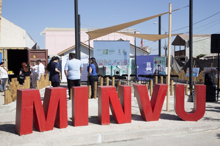 Familias de Tongoy conocen avances de la “Plaza para la Primera Infancia”