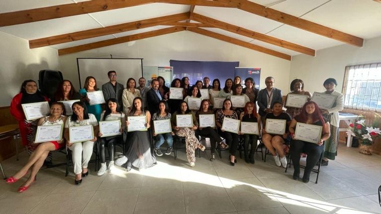 Mujeres de Punta Mira amplían sus competencias y se capacitan como maestras pintoras