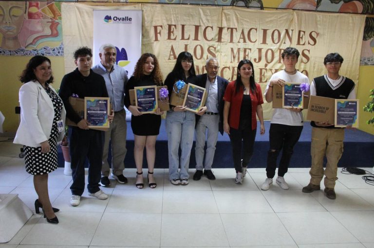 Municipio reconoce a los estudiantes que alcanzaron los mejores puntajes PAES Admisión 2024
