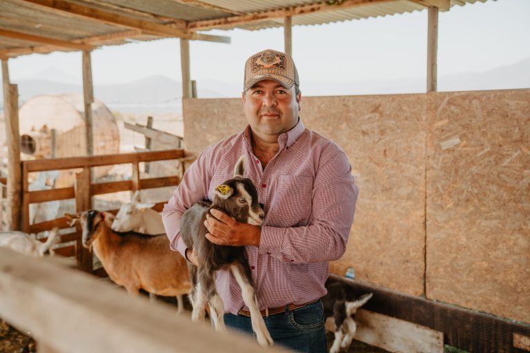 La vida ligada al campo de Claudio Castro y sus ganas por seguir criando cabras