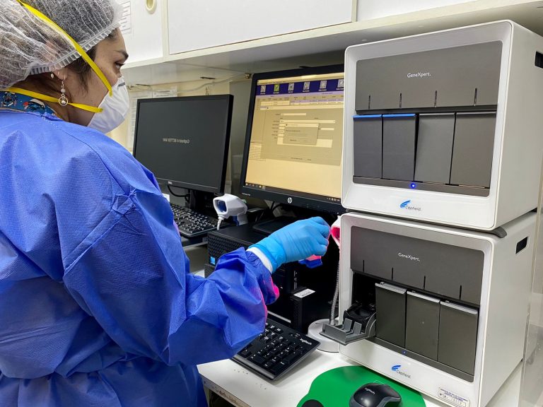 Nuevo equipamiento de Laboratorio Biomolecular del Hospital de Coquimbo permite detección de tuberculosis en solo 3 horas