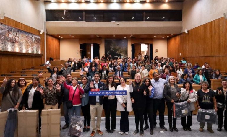 174 pescadoras artesanales de la región reciben ropa de trabajo impermeable y accesorios para desempeñar faenas más seguras