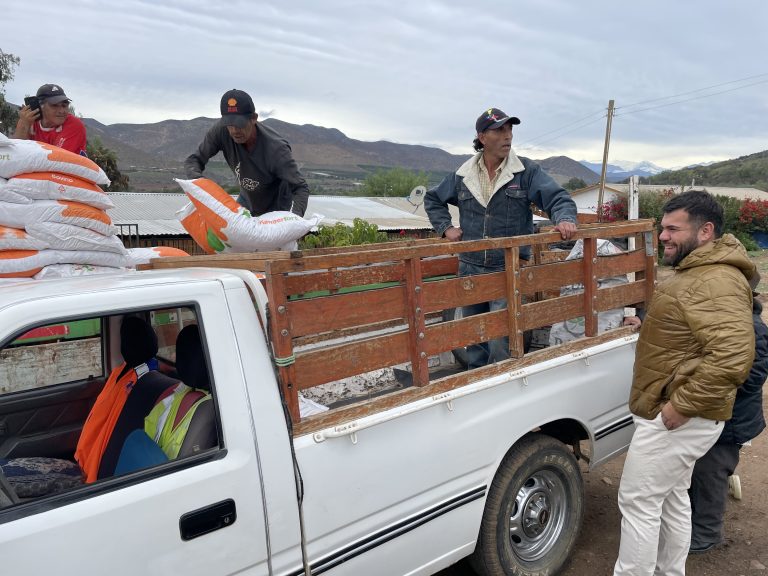 Crianceros de Huallillinga reciben alimento para enfrentar la escasez hídrica