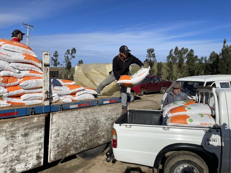 Crianceros de Alcones Alto, Alcones Bajo y Caleta Río Limarí recibieron ayuda para enfrentar la escasez hídrica