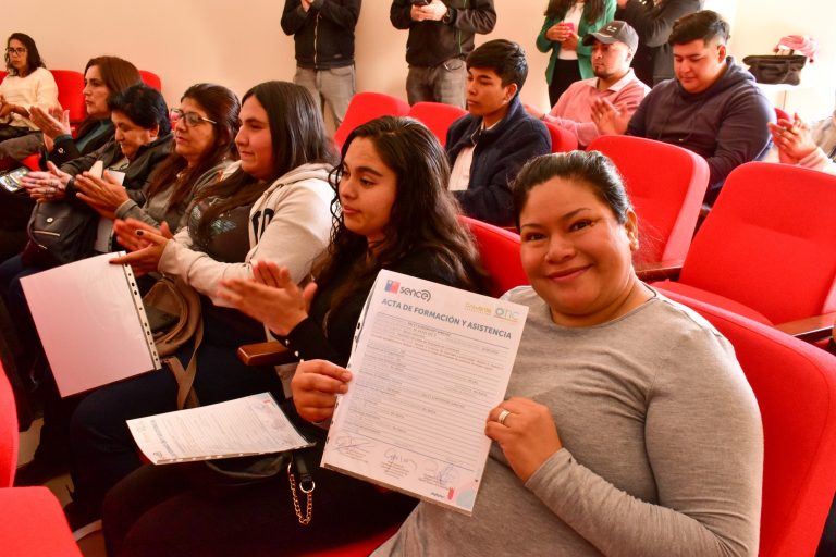 44 vecinos de Río Hurtado se certifican en cursos dictados por el Sence