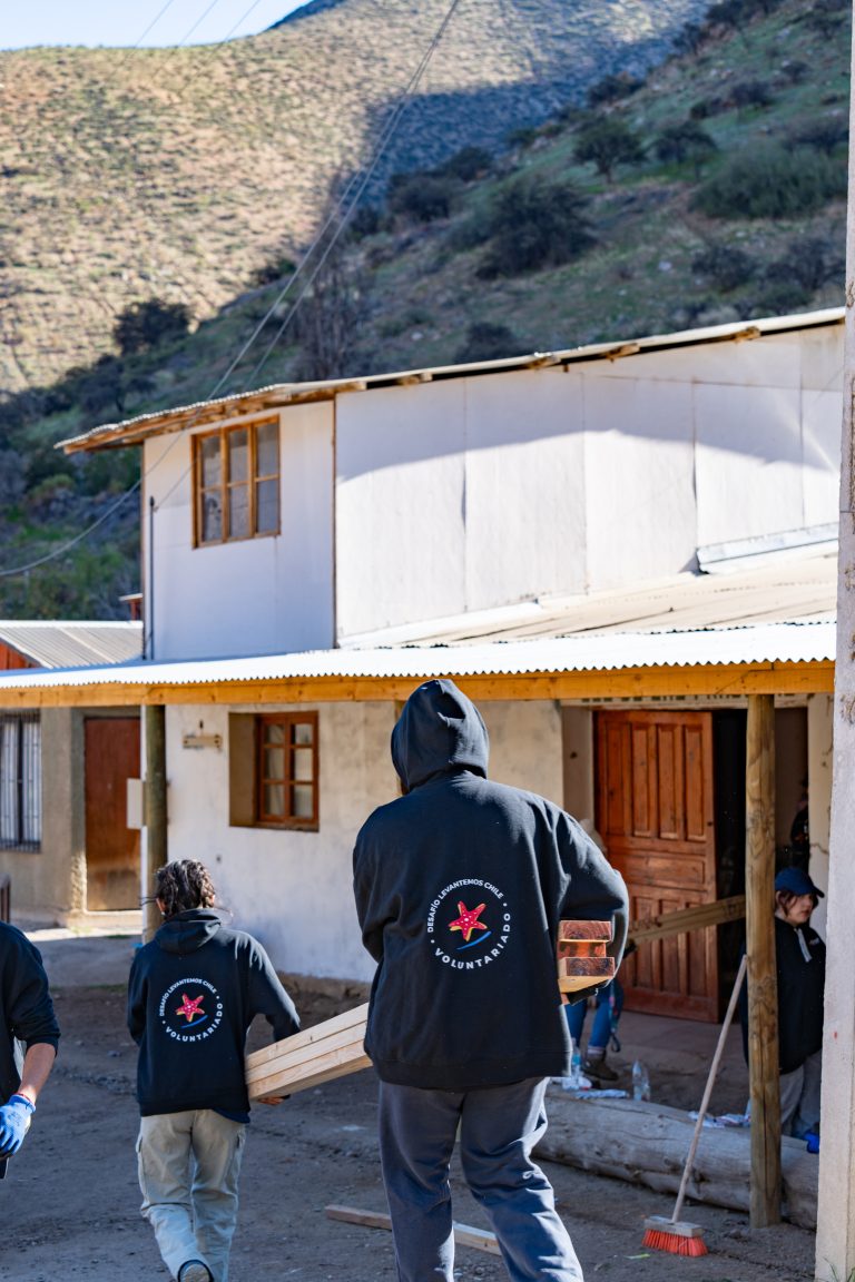 Más de 70 voluntarios de Desafío Levantemos Chile reconstruyen espacios comunes en la Región de Coquimbo
