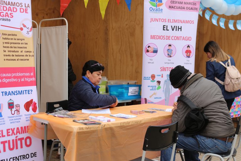Promueven la vacunación y bienestar comunitario en Feria de Salud en Ovalle