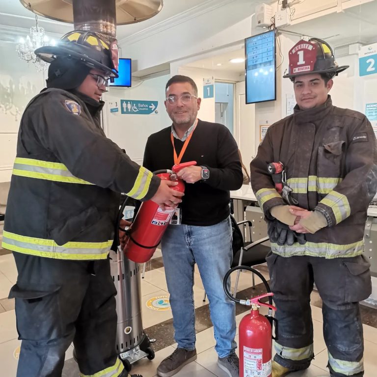 Centro de Especialidades Médicas de Ovalle realiza donación a la 1ª Compañía de Bomberos