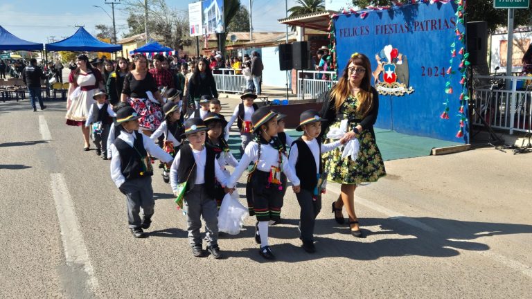 Una jornada inolvidable: Comunidad, tradiciones  y un emotivo desfile de Fiestas Patrias en Cerrillos de Tamaya