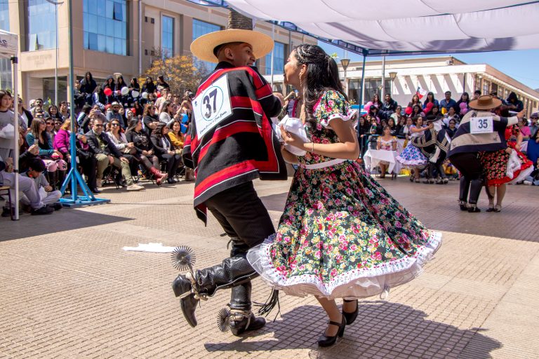 Estudiantes llenan de chilenidad la Plaza de Armas con 44° Campeonato Escolar de Cueca