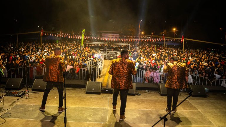 Fonda Los Peñones cierra con la Agrupación Marilyn que hizo bailar a una multitud de ovallinos