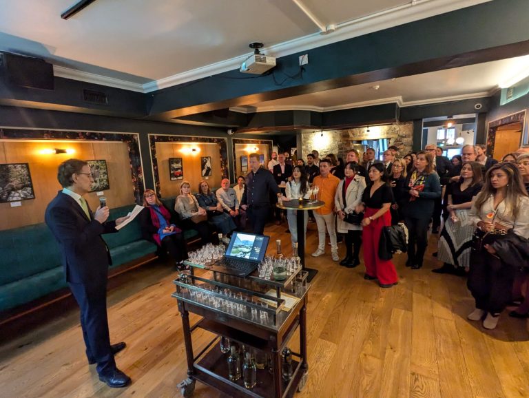 Empresarias pisqueras destacan en evento de destilados organizado por ProChile en Irlanda