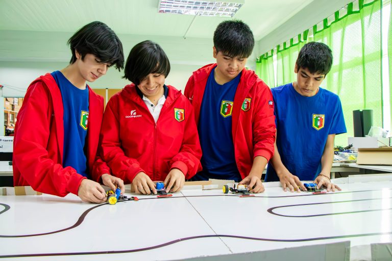 Estudiantes ovallinos representarán al país en prestigiosa competencia de robótica en Rumania