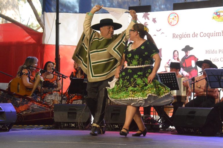 Representante de Río Hurtado es elegida como Reina del Nacional de Cueca Senior 2024