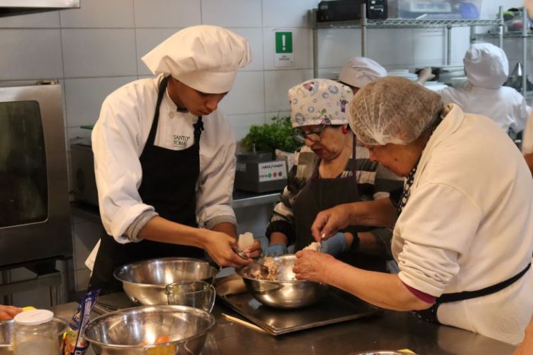 Adultos mayores de Ovalle exploran la gastronomía en un taller inclusivo
