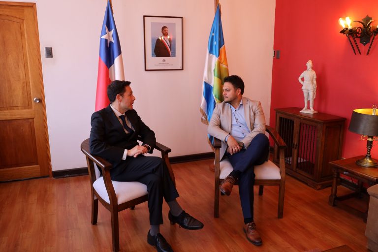 Gobernador Darwin Ibacache y Cristóbal Juliá se reúnen para coordinar traspaso de mando