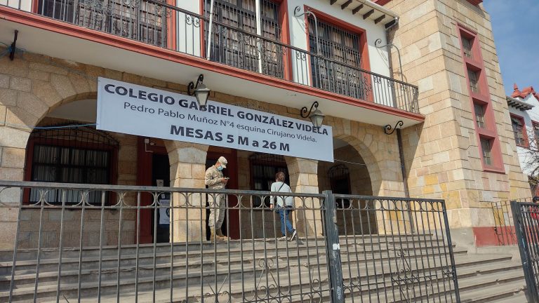 Municipios de la región llaman a suspender clases en establecimientos que sean locales de votación