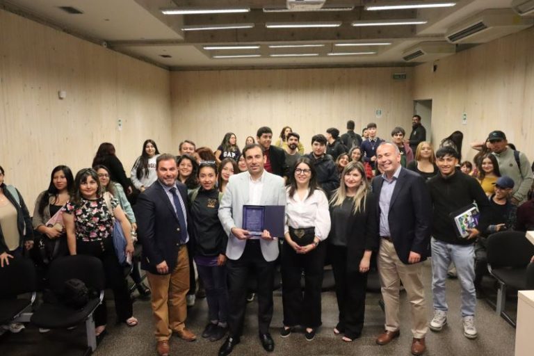Reflexiones sobre desafíos del mercado del trabajo marcaron charla de derecho laboral para estudiantes