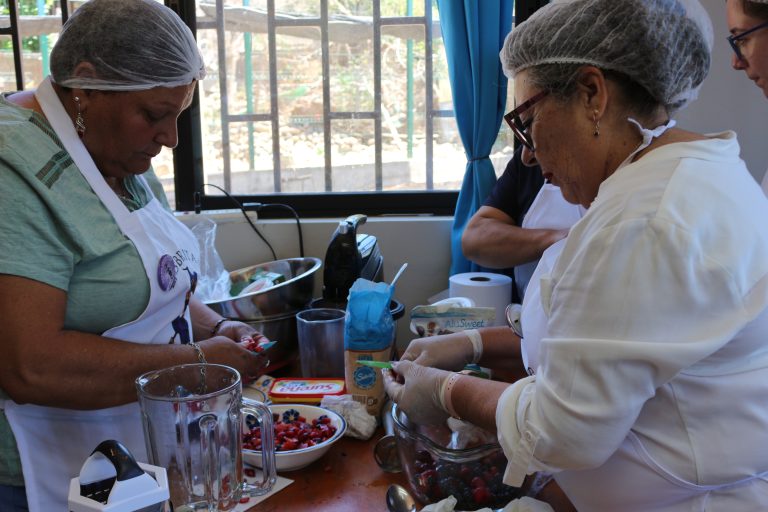 Adultos mayores destacan en el concurso gastronómico «Masterchef Senior» con recetas saludables