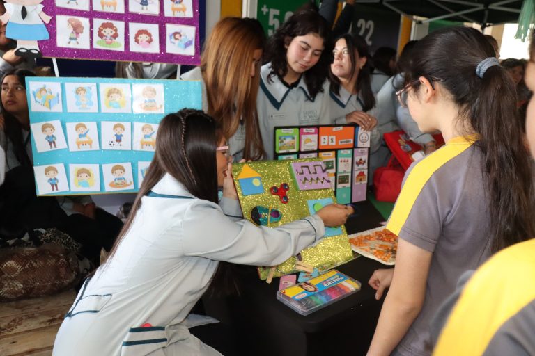 Estudiantes de Santo Tomás Ovalle realizan Feria Didáctica y donan materiales educativos a escuelas especiales