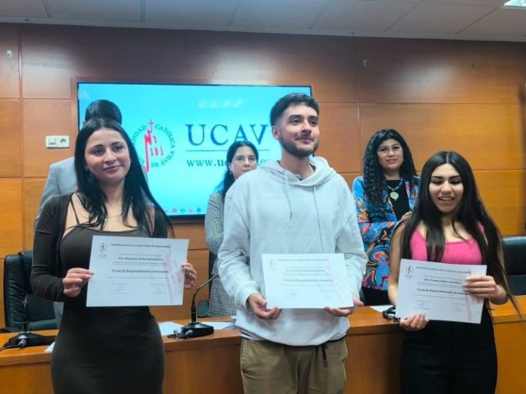Estudiantes ovallinas participan en pasantía de emprendimiento en España
