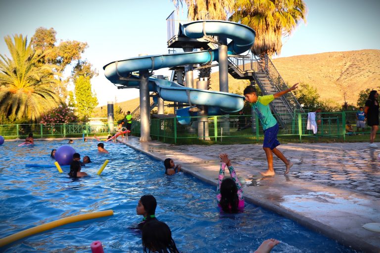 RegiónHOY: Andacollo lanzó el verano 2025 con una Pool Party en la Piscina Municipal Florencio Collao