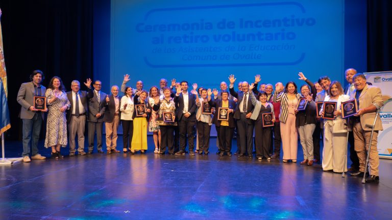 Ovalle celebra la trayectoria de asistentes de la educación en emotiva ceremonia de retiro