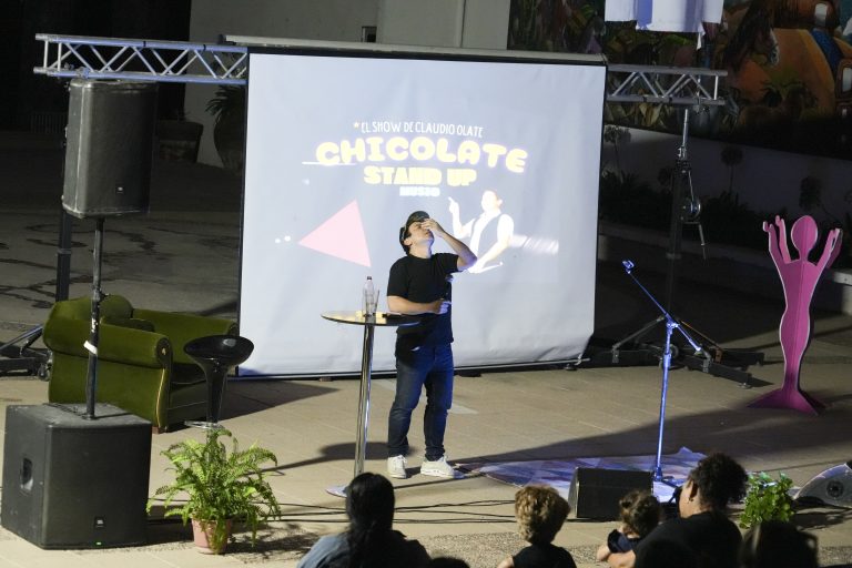 Claudio Olate mezcló actuación, comedia e imitaciones en una entretenida presentación